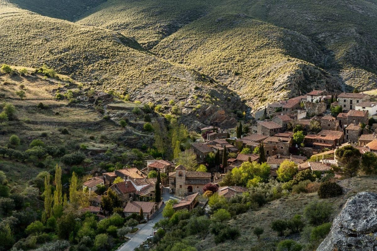 Vista desde la montaña de las viviendas del pueblo
