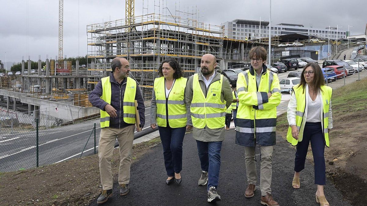 Altos cargos de Xunta y ayuntamiento de A Coruña supervisan el acceso provisional al Hospital de A Coruña