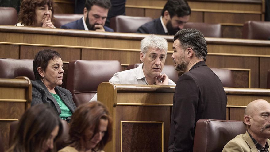 Gabriel Rufián conversa con Mertxe Aizpurua y Oskar Matute durante una sesión plenaria en el Congreso de los Diputados, en una imagen de archivo.