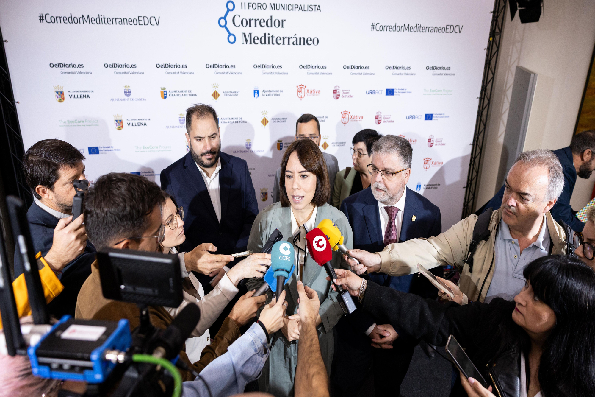 La ministra de Ciencia, Innovación y Universidades, Diana Morant, atiende a los medio en Villena.