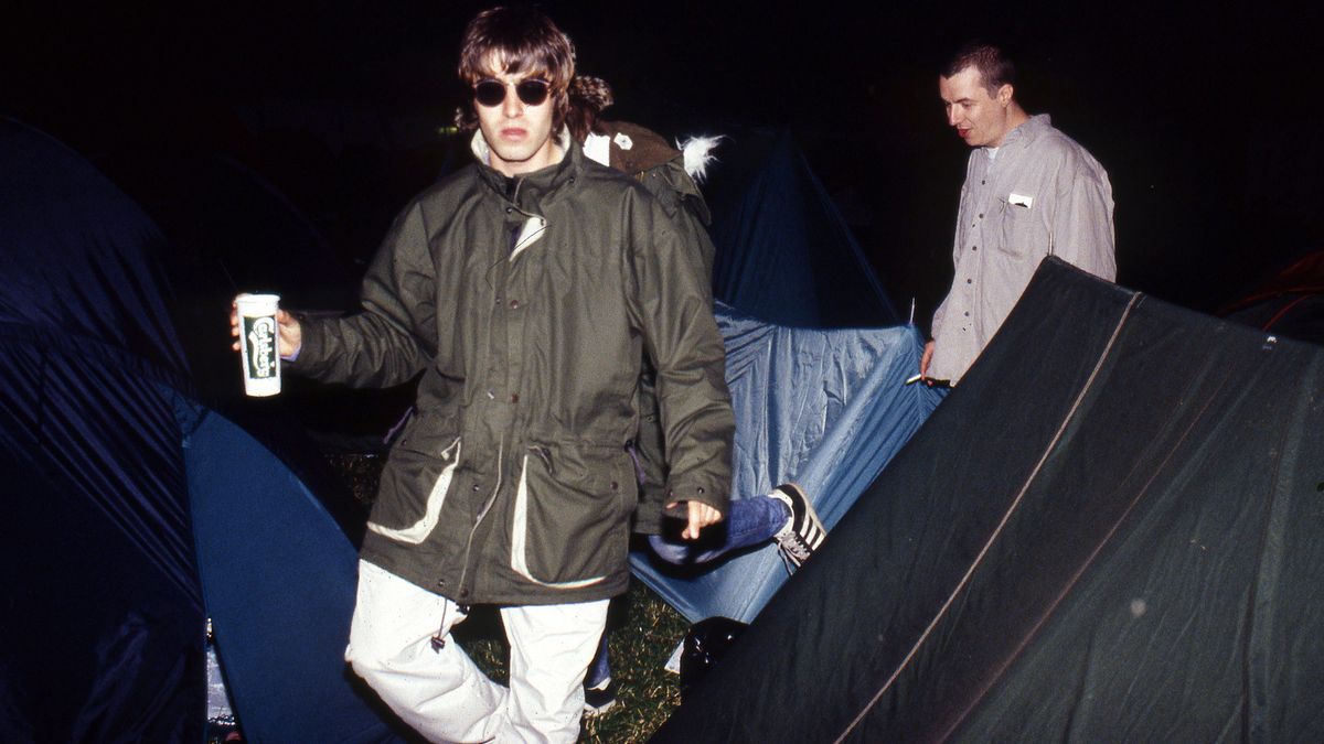 Paul Gallagher (d) junto a su hermano Liam en un concierto de Oasis en Glastonbury, en 1995