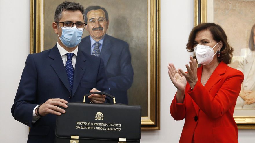 El nuevo ministro de la Presidencia, Relaciones con las Cortes y Memoria Democrática, Félix Bolaños (i), recibe la cartera ministerial de manos de su antecesora en el cargo, Carmen Calvo, en un acto celebrado este lunes en Moncloa.