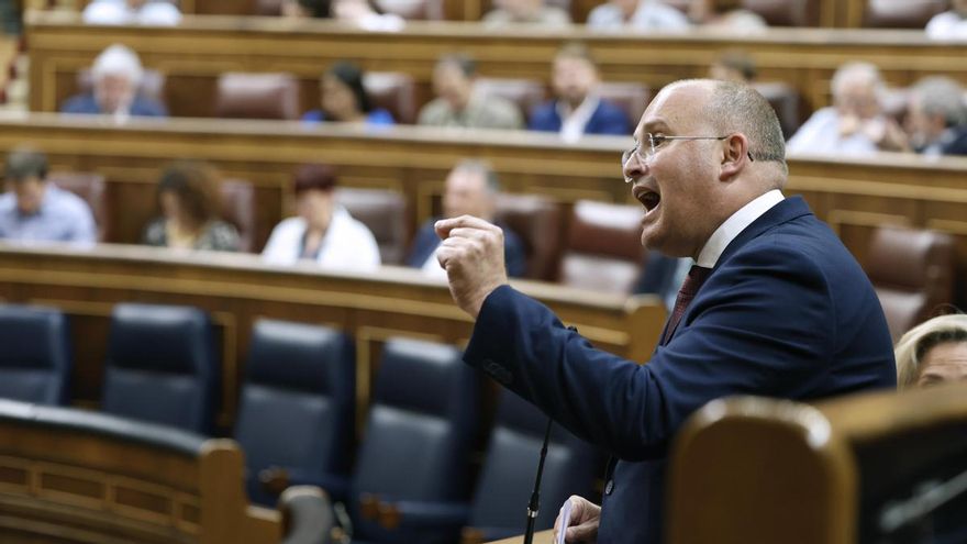 El portavoz del PP, Miguel Tellado interviene en el pleno del Congreso este jueves, durante su discusión con el Vicepresidente de la Mesa.