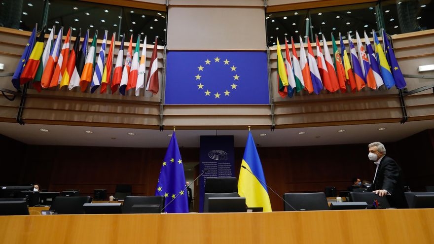 Las banderas de la UE y Ucrania presiden este martes el pleno extraordinario del Parlamento Europeo en Estrasburgo.