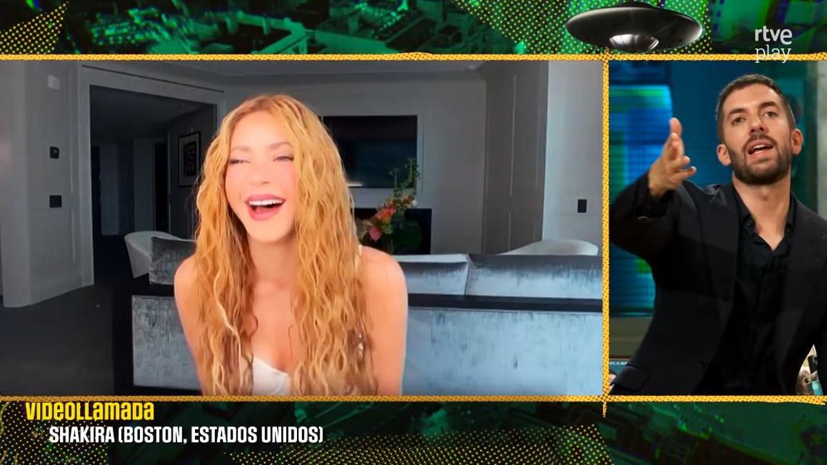 La cómica entrevista a Shakira en 'La Revuelta' con llamada inesperada y su asistente 'a gatas': "¿Qué está pasando?"