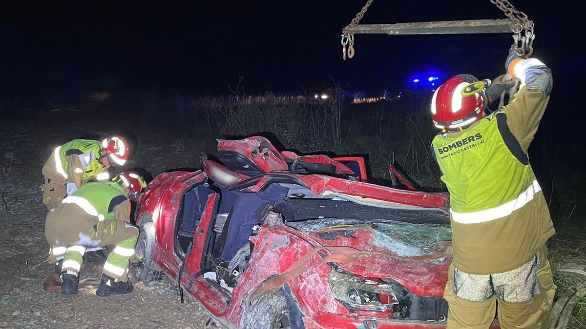 Dos personas muertas y tres heridas tras caer un coche por un barranco en Benassal (Castellón)