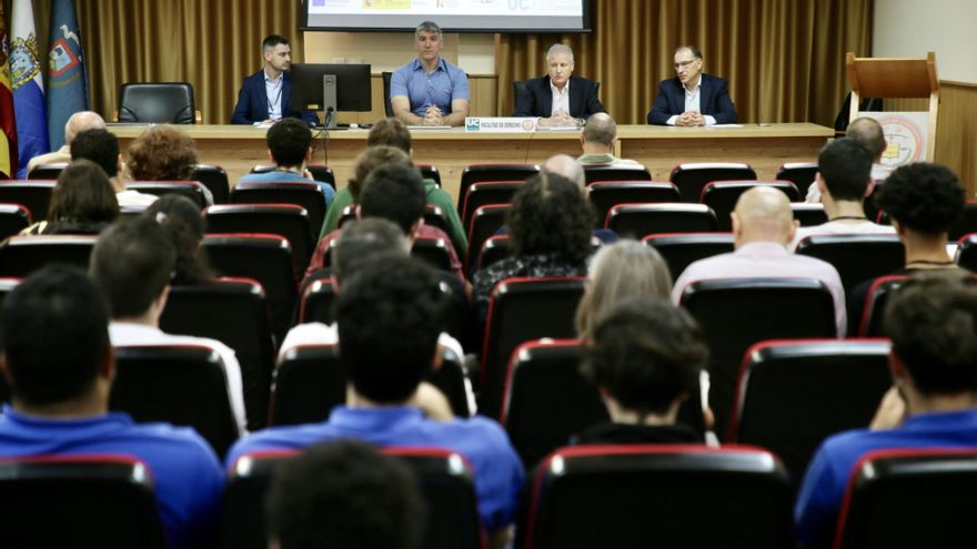 El consejero de Industria, Eduardo Arasti, en la inauguración del I Congreso de Ciberseguridad UC-INCIBE 'UCIBER 2025'