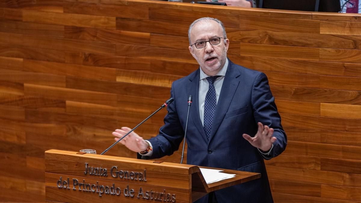 Un diputado de Vox 'pillado' mandando "a tomar por culo" al presidente del parlamento de Asturias en un pleno