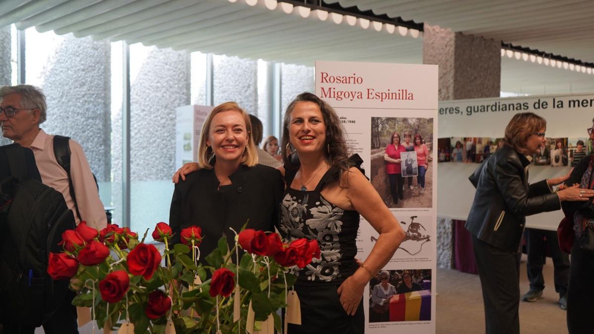 Natàlia Enguix, junto a Eva Máñez, autora de la exposición 'Guardianas de la memoria'.