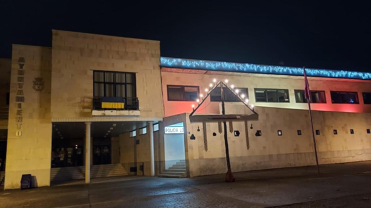 Fachada del Ayuntamiento de San Andrés del Rabanedo iluminada por Navidad en 2022.