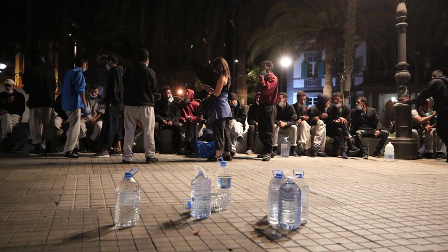 Migrantes esperando más de seis horas en la calle para ser alojados. (ALEJANDRO RAMOS)