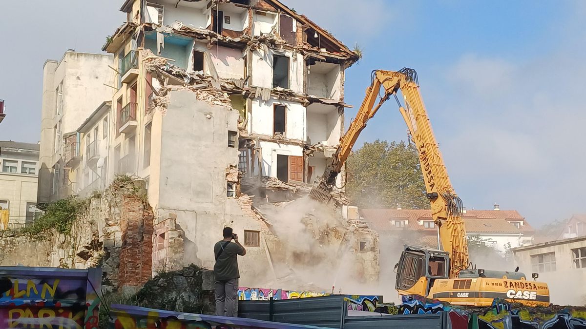 Obras de derribo de tres edificios en la calle San Pedro del Cabildo de Santander.