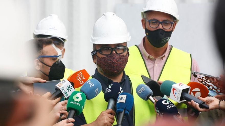 El consejero de Transición Ecológica del Gobierno de Canarias, José Antonio Valbuena, atiende a los medios de comunicación durante una visita a las desaladoras de Puerto Naos.