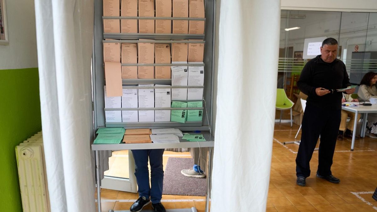 Papeletas y gente votando