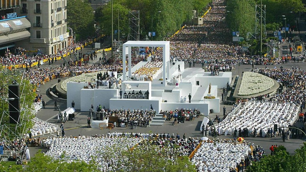 El escenario para la misa masiva del Papa en la Plaza de Colón (1993)
