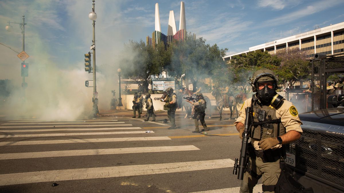 La policía utilizando gas lacrimógeno en Los Ángeles