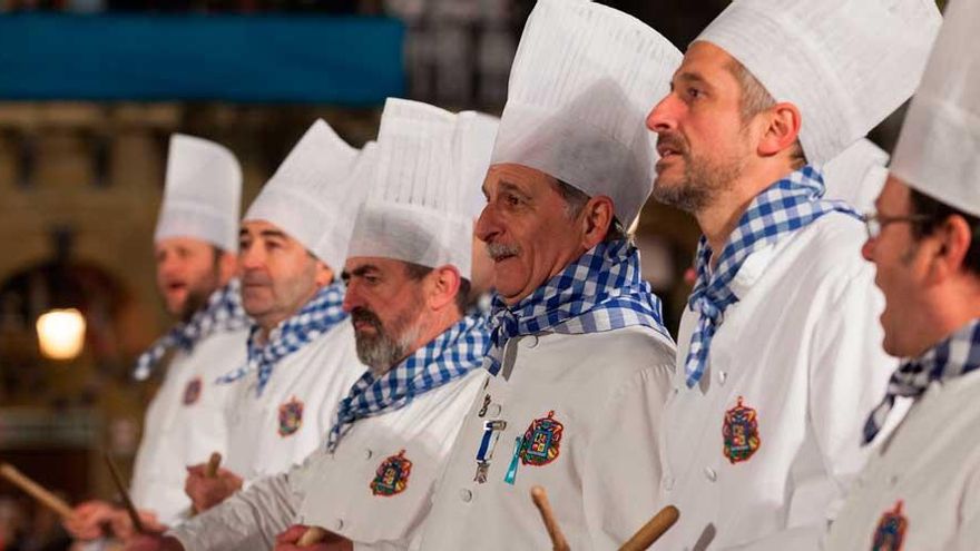 El reducto machista en la Tamborrada de San Sebastián: "Nuestras mujeres nos acompañan desde fuera y tan felices"