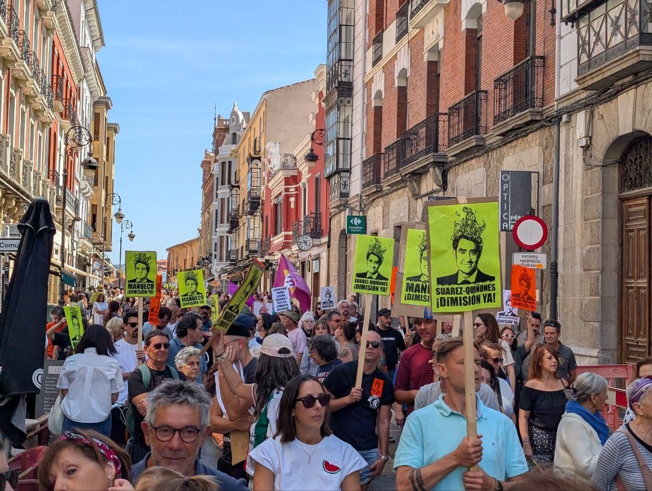 Protesta en León contra la gestión de la Junta de los incendios forestales de este verano.