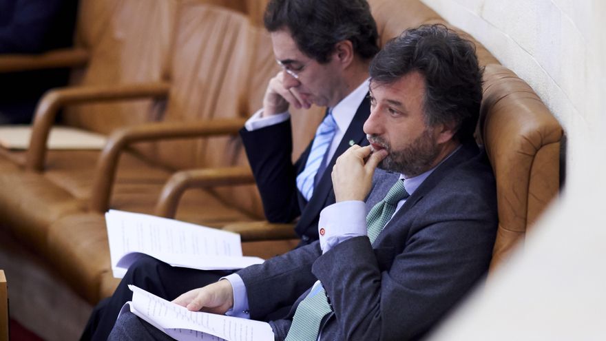 Cristóbal Palacio, portavoz parlamentario de Vox, junto a su compañero Armando Blanco.