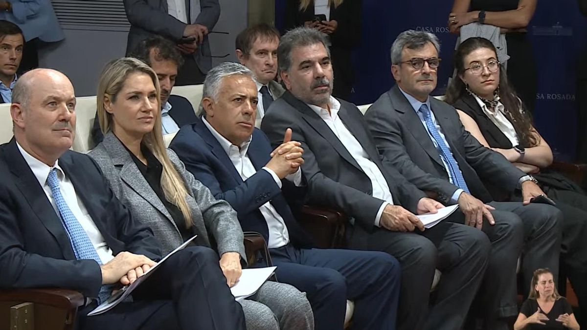Todos los miembros del Consejo de Mayo sentados en la primera fila durante la conferencia de Adorni.
