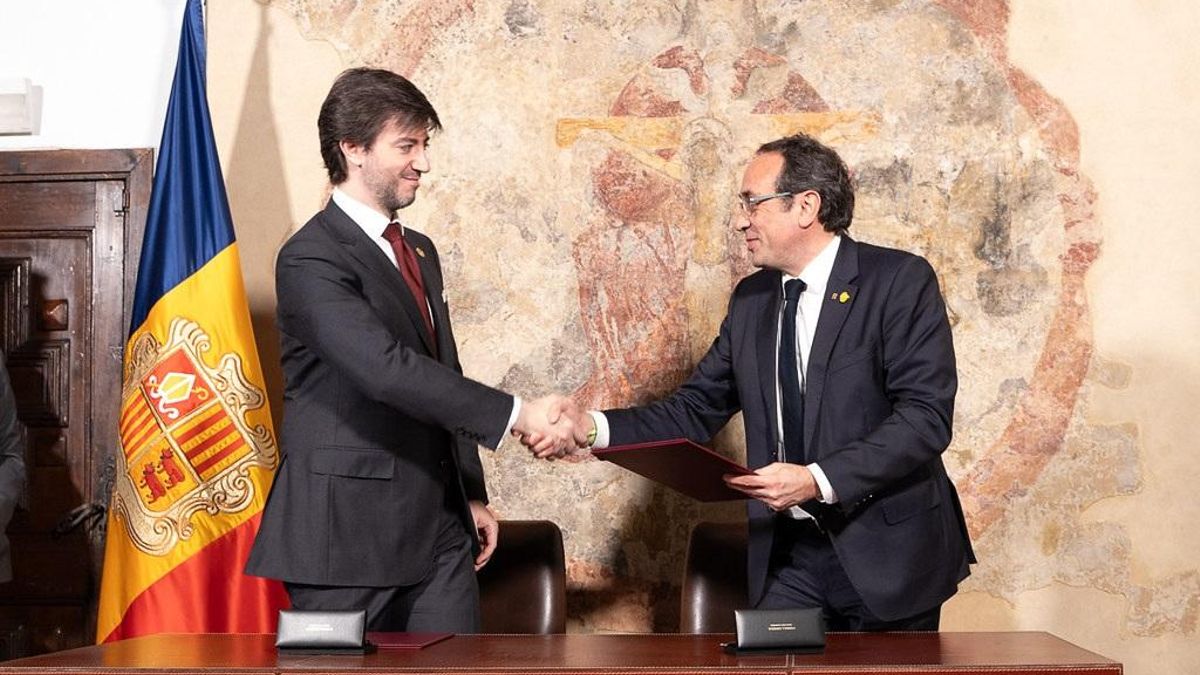 Carles Ensenyat y Josep Rull durant la firma del memorándum