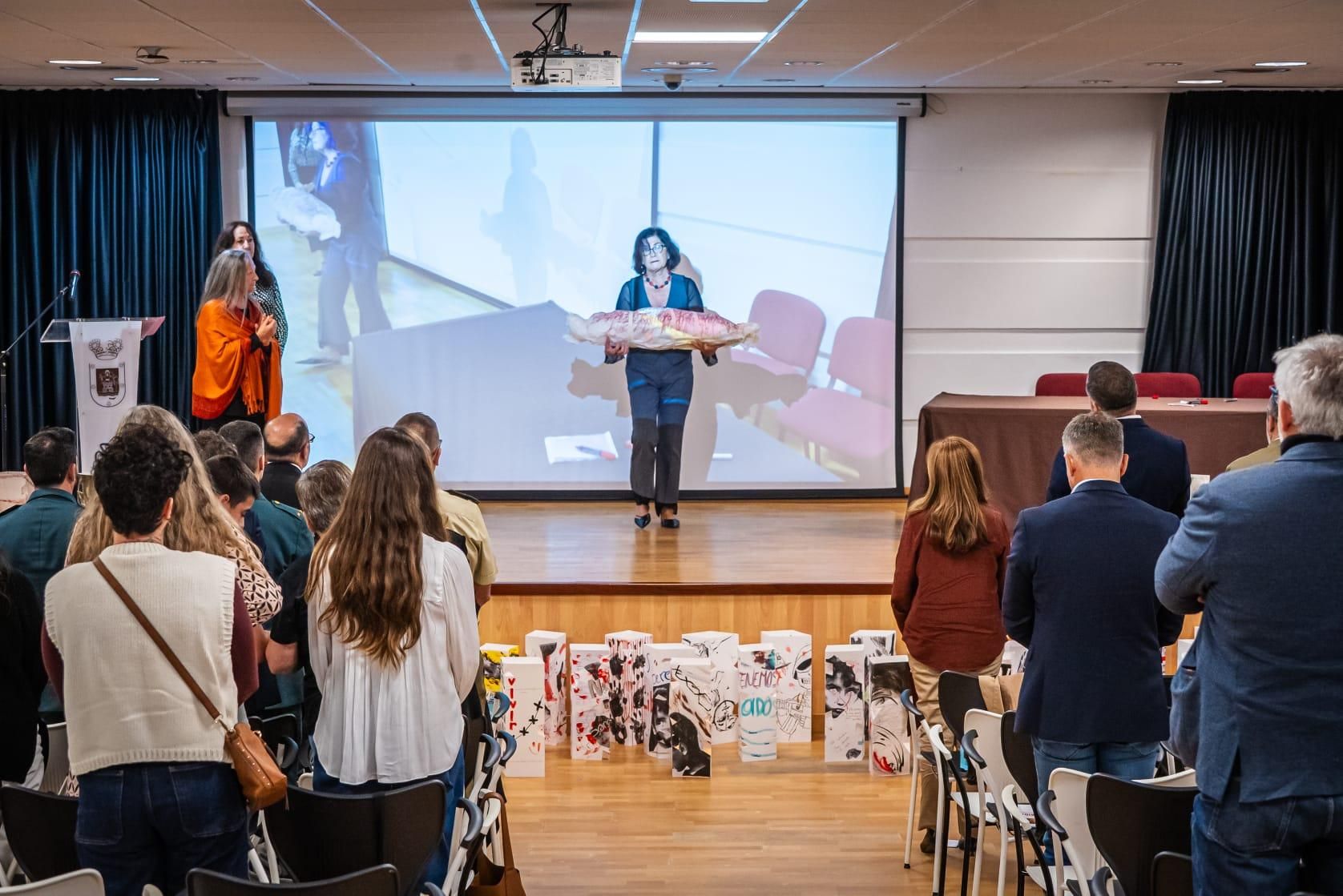 La artista Paqui Marín realizó una performance construida a partir del poema Las sábanas, de Elsa López.