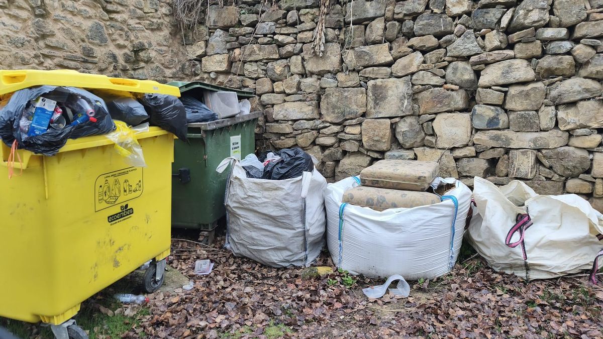 El vecindario de Ambas Aguas denuncia que no se recoge la basura