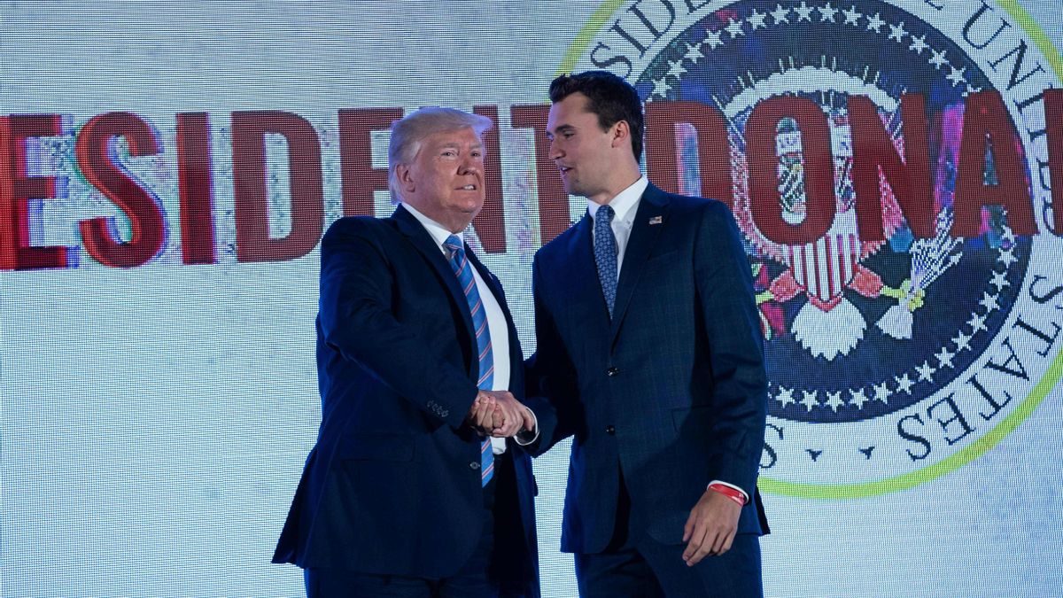 El presidente de Estados Unidos, Donald Trump, estrecha la mano de Charlie Kirk, en la Cumbre de Acción Estudiantil Adolescente de Turning Point USA.