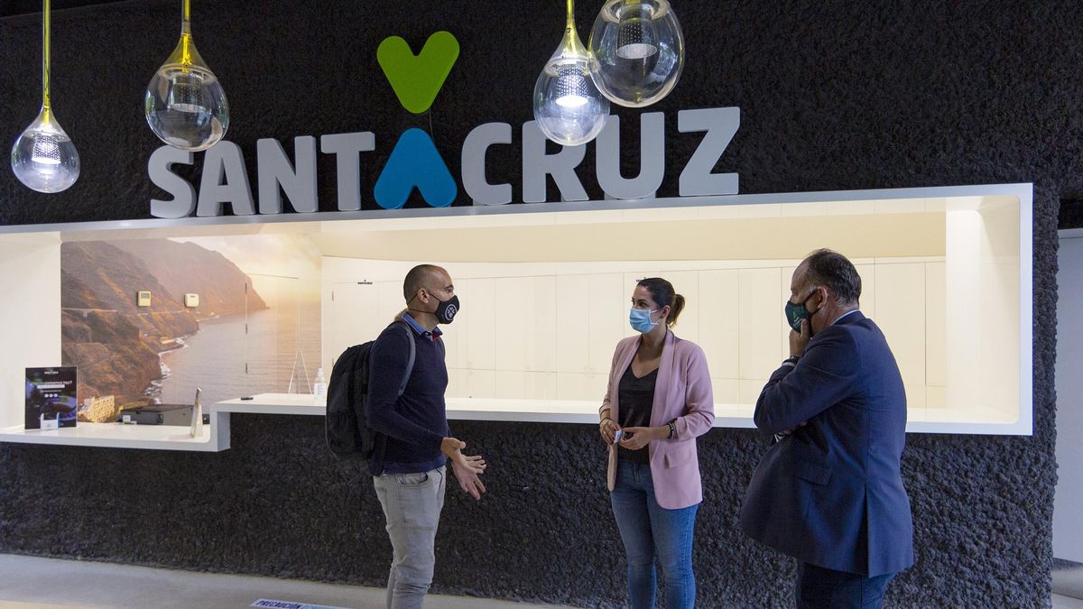 La concejala de Promoción Económica de Santa Cruz, Evelyn Alonso, visitó la oficina de información recién reinaugurada