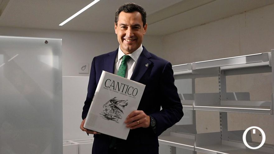 El presidente de la Junta de Andalucía participa en la colocación de los primeros fondos bibliográficos de la Biblioteca Grupo Cántico