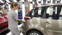 Dos jóvenes trabajan en una cadena de montaje / Firma: Efe.