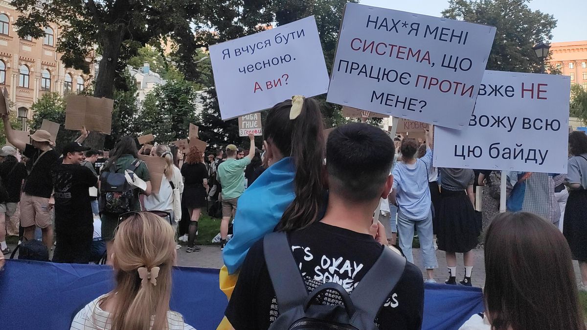 El Parlamento de Ucrania aprueba una ley que revierte la reforma anticorrupción que abrió una crisis para Zelenski