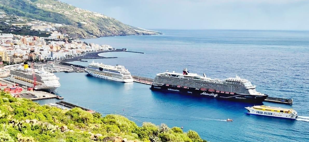 Los buques  de crucero Mein Schiff 7,  Aidaluna y  Costa Fortuna, este martes, en el puerto de Santa Cruz de La Palma.