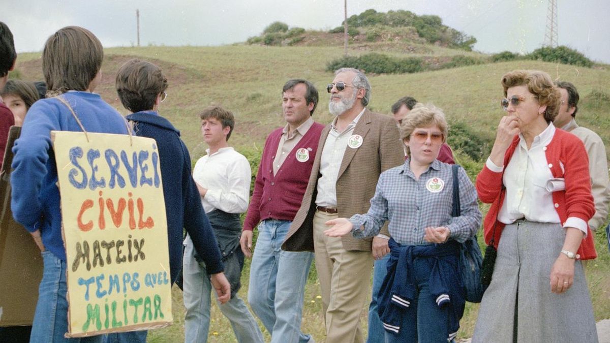Hacia los años 80 cientos de menorquines se movilizaron pidiendo el cierre de la base militar y el fin del servicio militar obligatorio 