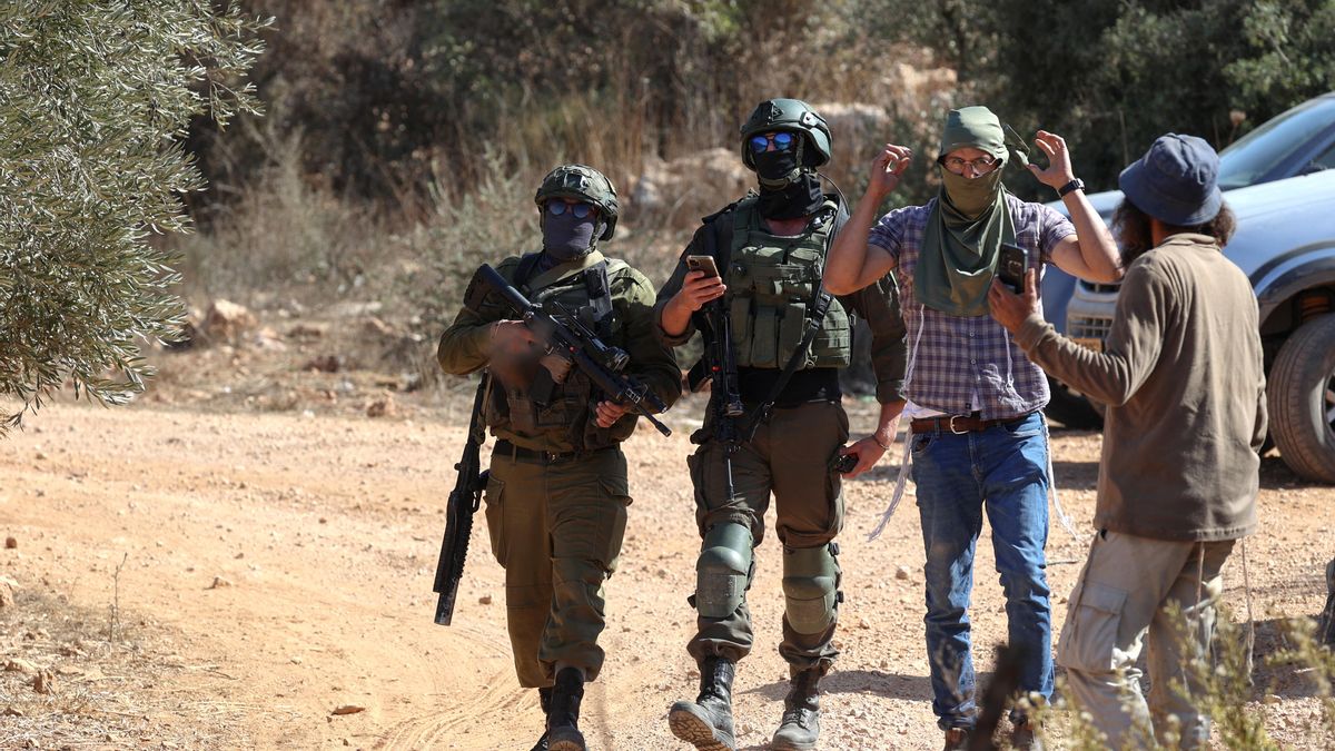 Soldados israelíes hostigan a agricultores palestinos que tratan de recolectar olivos en Turmus Ayya, cerca de Ramala (Cisjordania) en octubre de 2025.