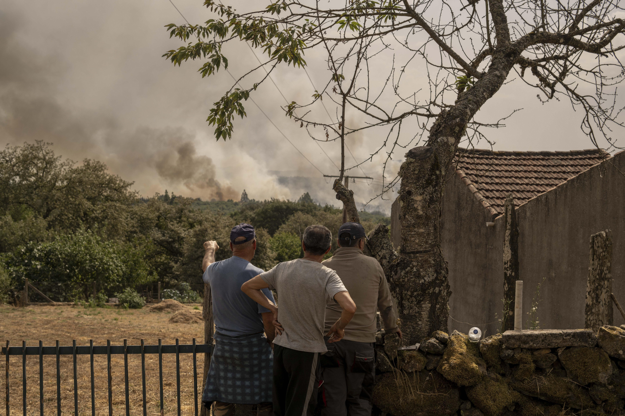 Vecinos de Baldriz observan el fuego acercándose a su aldea