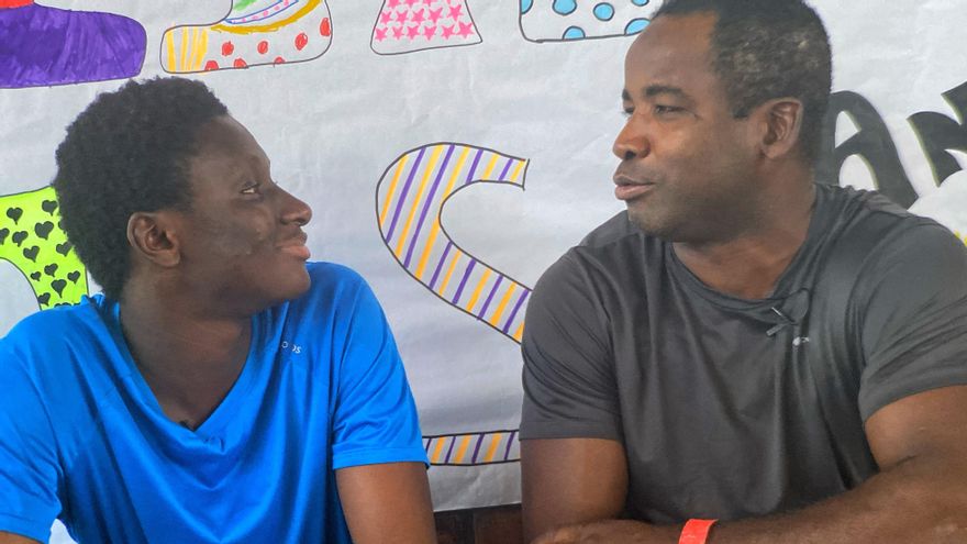 Omar y Suleimán llegaron hace unos días al pabellón municipal de Torres de Segre (Lleida), donde guardan cuarentena temporeros positivos asintomáticos que no tienen otro lugar donde confinarse.