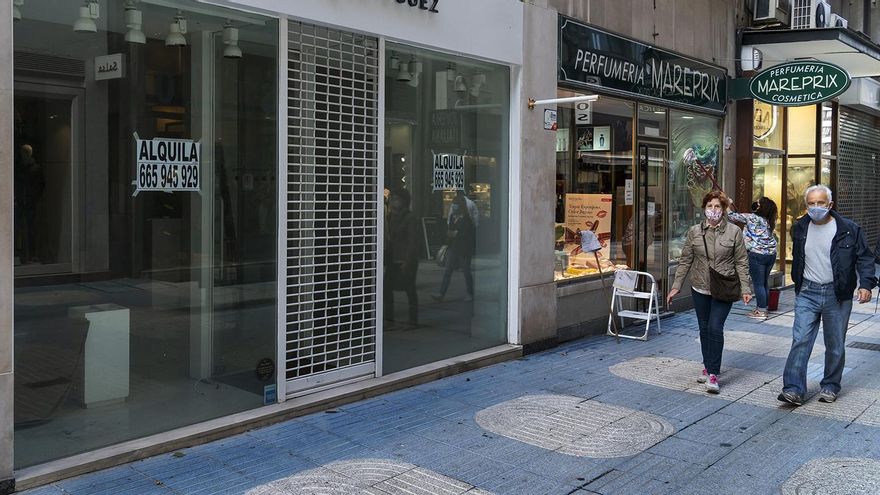 Dos personas pasean por Santander.