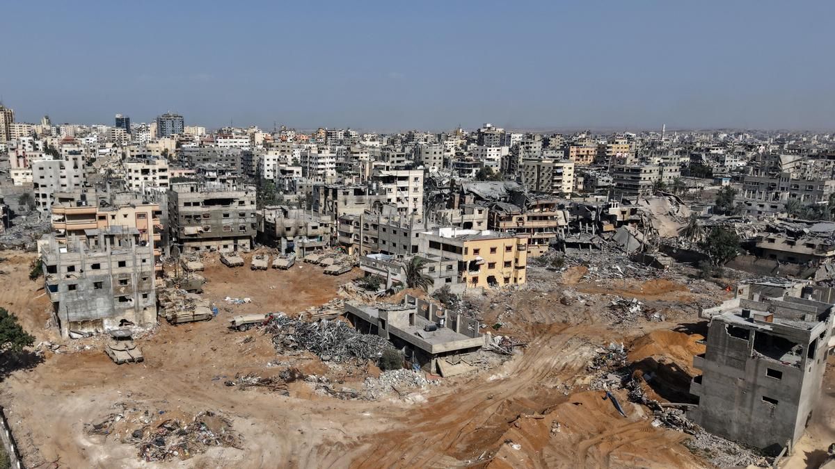 Una vista general de la ciudad de Gaza tomada con dron, durante una visita de medios internacionales con el Ejército israelí, el 3 de octubre de 2025.