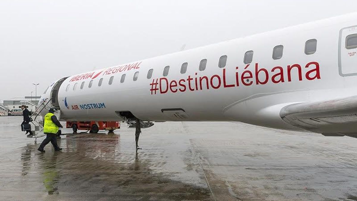 Avion de Air Nostrum en el aeropuerto Seve ballesteros-Santander.