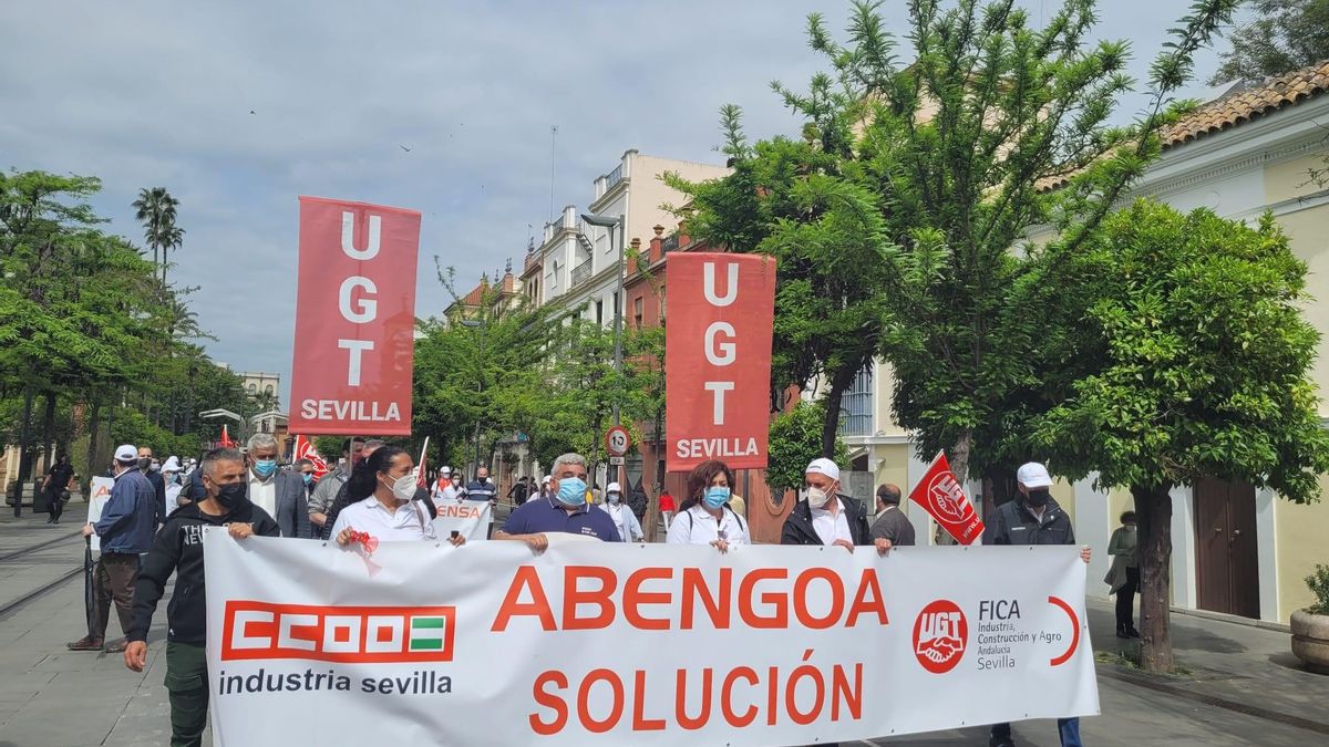 Archivo - Manifestación en Sevilla de trabajadores de Abengoa