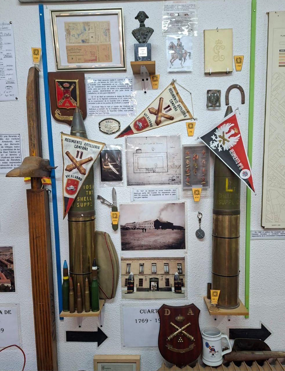 Panel que recuerda el cuartel de Vicálvaro, con dos balas de cañón inutilizadas.