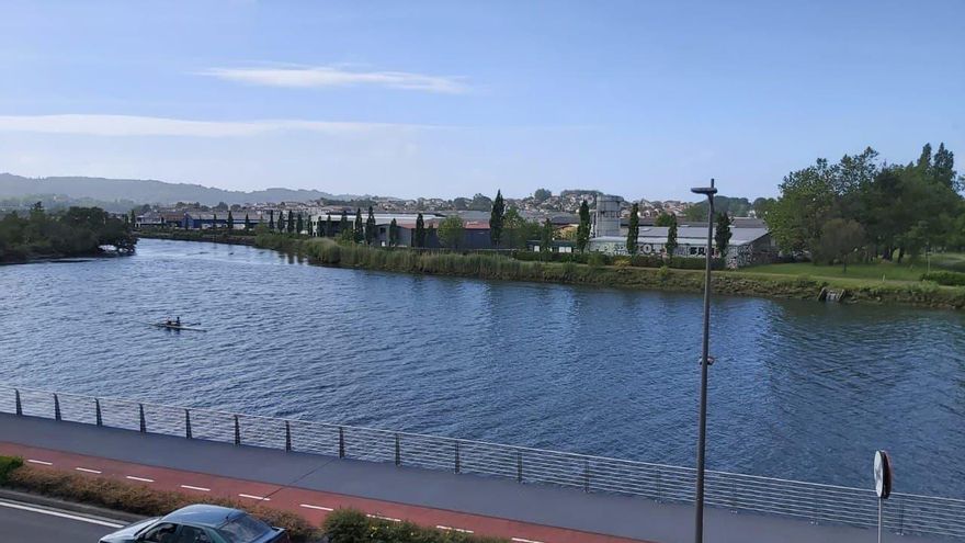 Flores en memoria de Abdoulaye Koulibaly junto al punto del Bidasoa en el que se ahogó tratando de entrar a Francia