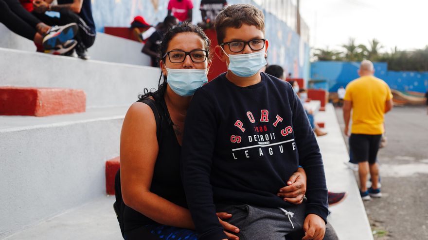 Janet y su hijo Iago en la cancha de La Montañeta