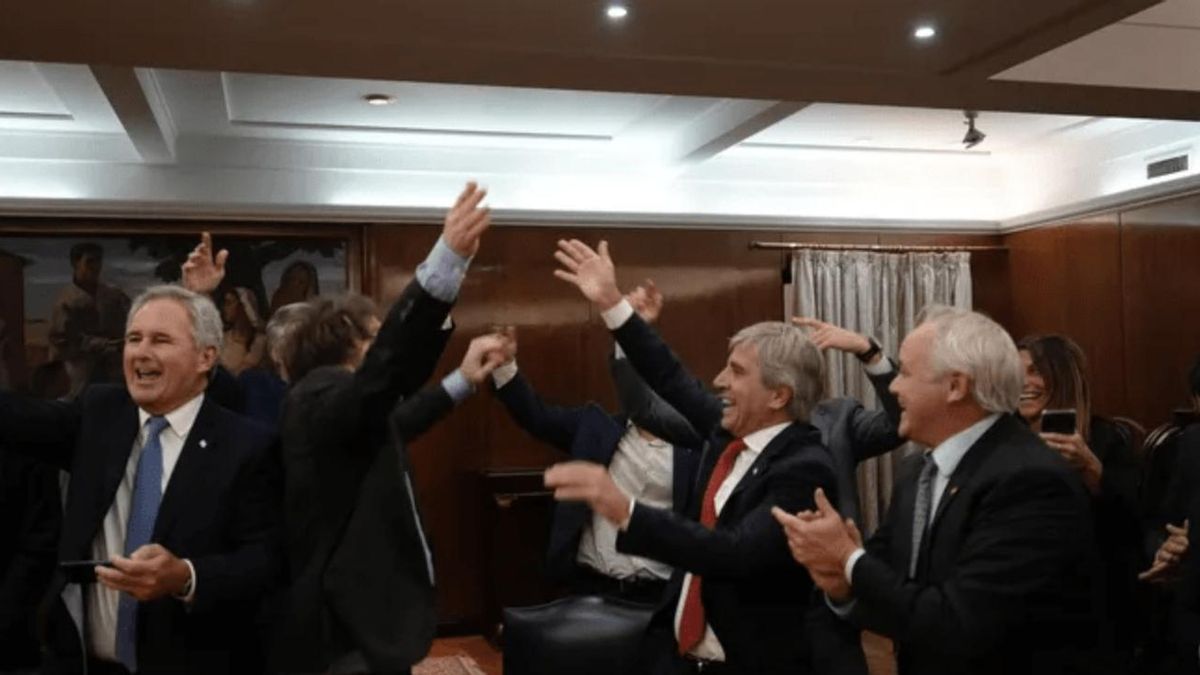 Milei y su equipo económico en abril, cuando festejaban la salida parcial del cepo cambiario. Ayer tuvieron que intervenir para contener la suba del dólar.