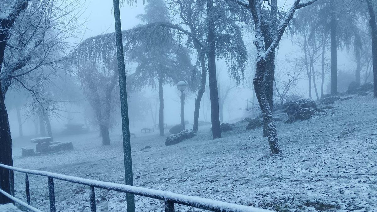 Así amanece la Ermita de Cabra tras la primera nevada del invierno