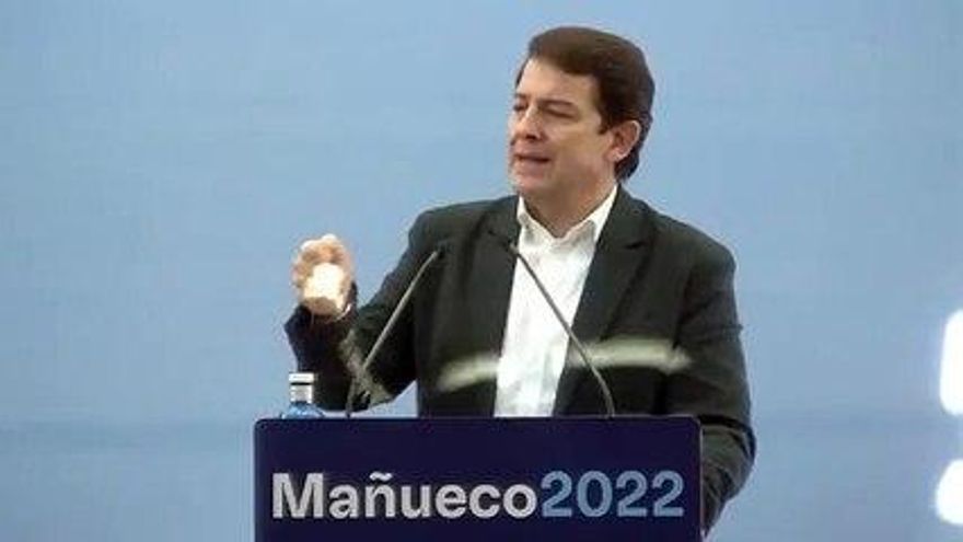 Mañueco vuelve a cargar contra Garzón y se inventa que el ministro ha atacado al sector hostelero