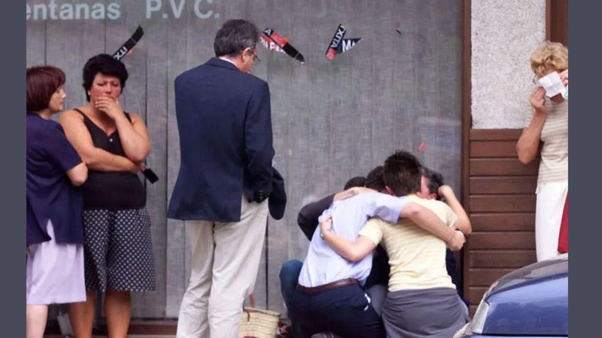 Familia de José Javier Múgica abrazada junto al presidente del Gobierno Foral, Miguel Sanz