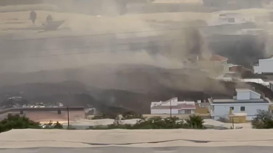 Una de las coladas del volcán llega al colegio del barrio de La Laguna