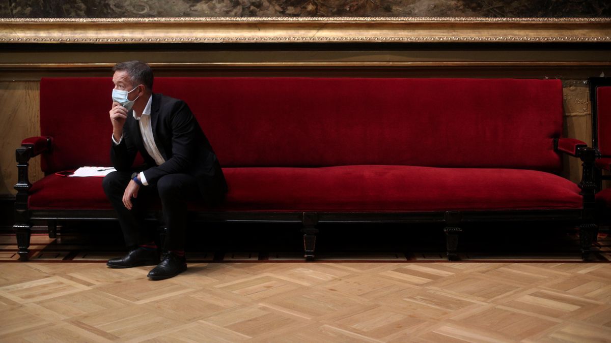 Archivo - El portavoz del Grupo Socialista en el Senado, Ander Gil, espera sentado en un sillón momentos antes de ofrecer una rueda de prensa tras la Junta de Portavoces en la Cámara Alta, en el Salón de los Pasos Perdidos, en Madrid (España) a 22 de sept